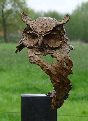 Competenza-wijsheid is een bronzen beeld van een oehoe.| bronzen beelden en tuinbeelden van Jeanette Jansen |